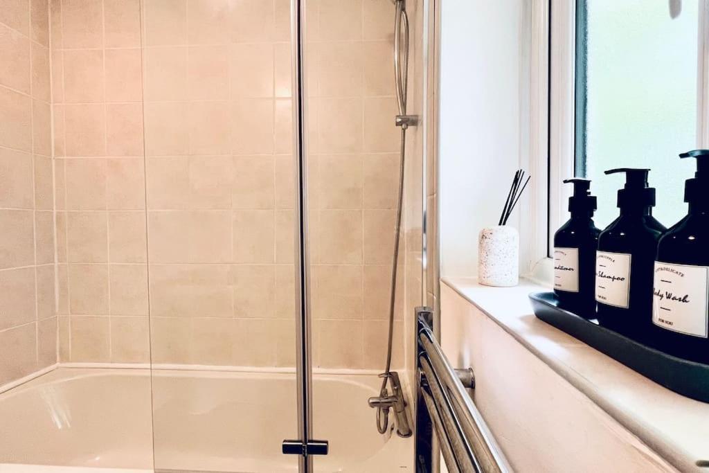 Urban Bliss Stylish Townhouse With Free Parking For A Convenient City Stay ลิเวอร์พูล ภายนอก รูปภาพ