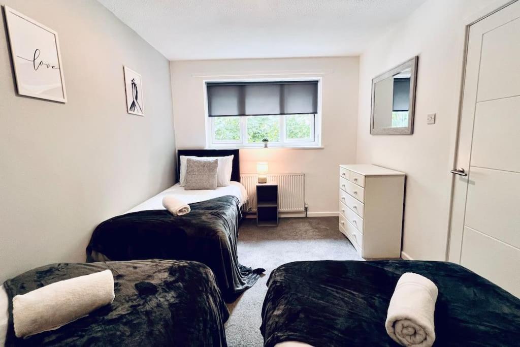 Urban Bliss Stylish Townhouse With Free Parking For A Convenient City Stay ลิเวอร์พูล ภายนอก รูปภาพ